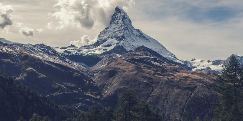 复合材料与粉末冶金技术赋能：桂宝粉末在膨化食品调味粉中的吸附工艺与抗飞溅技术创新研究